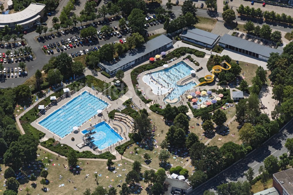 Bayreuth aus der Vogelperspektive: Schwimmbecken des Freibades Kreuzsteinbad Bayreuth in Bayreuth im Bundesland Bayern, Deutschland