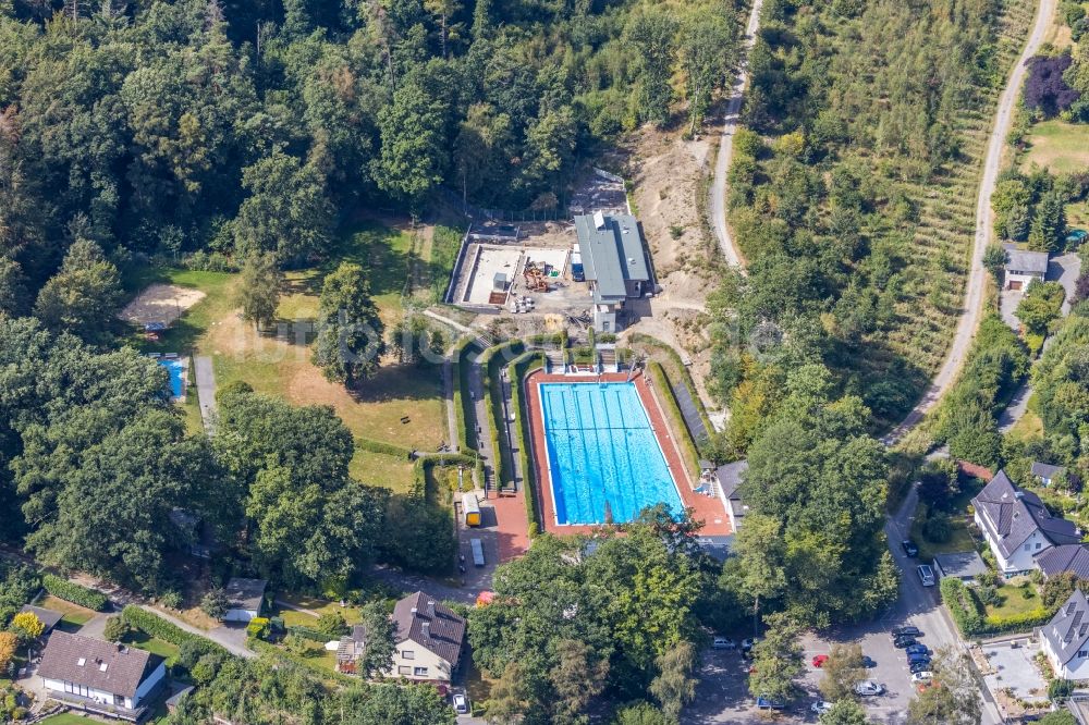 Luftbild Menden (Sauerland) - Schwimmbecken des Freibades Leitmecke in Menden (Sauerland) im Bundesland Nordrhein-Westfalen