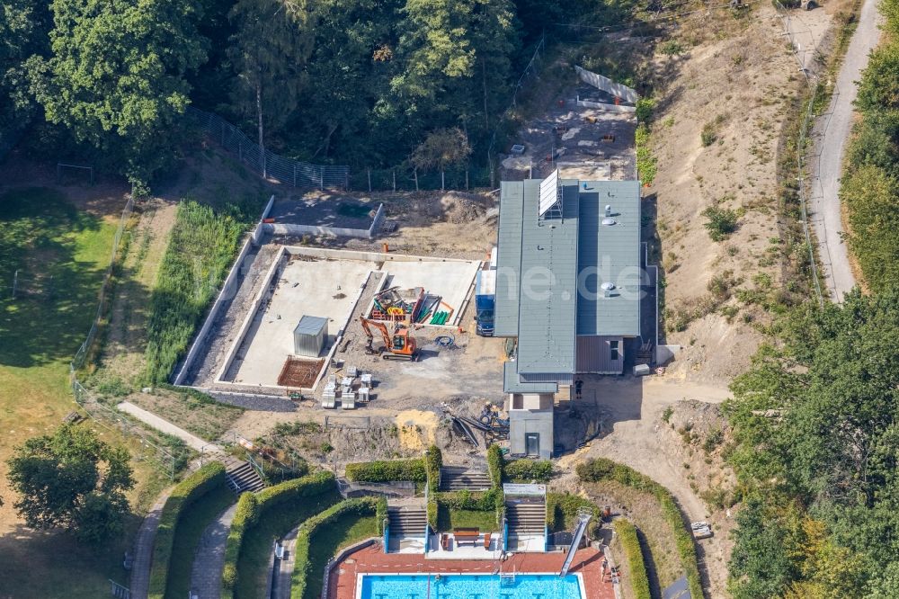 Luftaufnahme Menden (Sauerland) - Schwimmbecken des Freibades Leitmecke in Menden (Sauerland) im Bundesland Nordrhein-Westfalen