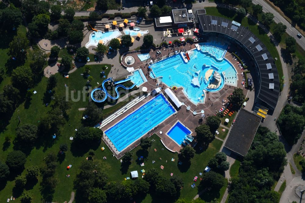 Leonberg von oben - Schwimmbecken des Freibades Leobad in Leonberg im Bundesland Baden-Württemberg, Deutschland