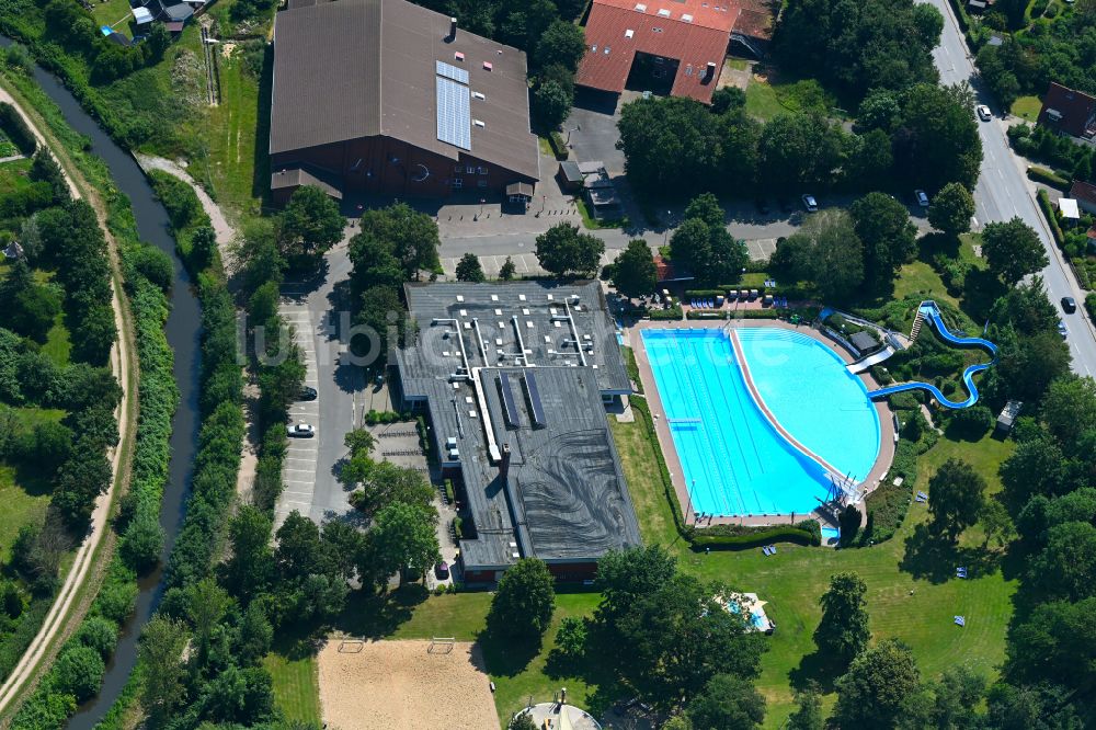 Luftaufnahme Meldorf - Schwimmbecken des Freibades in Meldorf im Bundesland Schleswig-Holstein, Deutschland