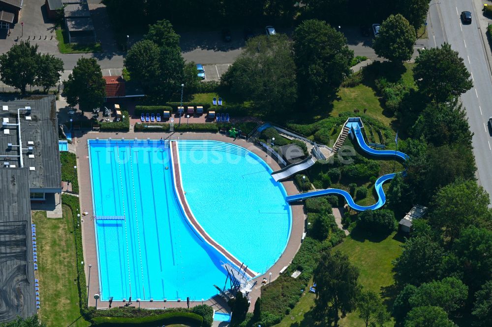 Meldorf von oben - Schwimmbecken des Freibades in Meldorf im Bundesland Schleswig-Holstein, Deutschland