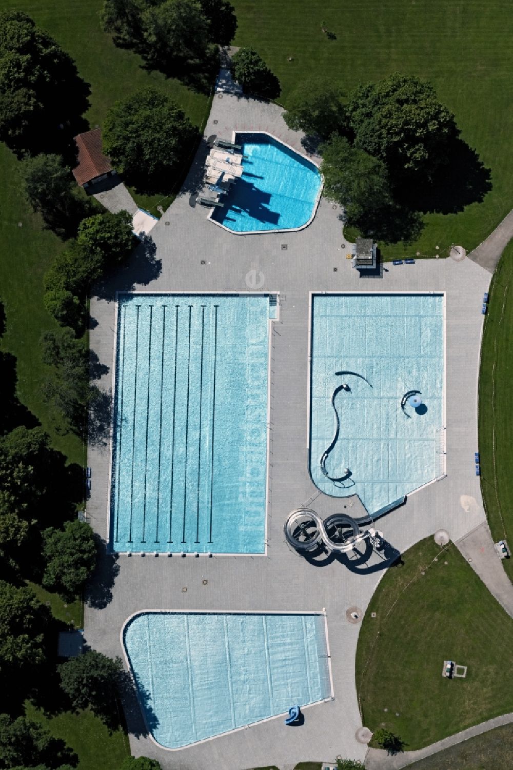 Luftbild München - Schwimmbecken des Freibades Michaelibad in München im Bundesland Bayern, Deutschland