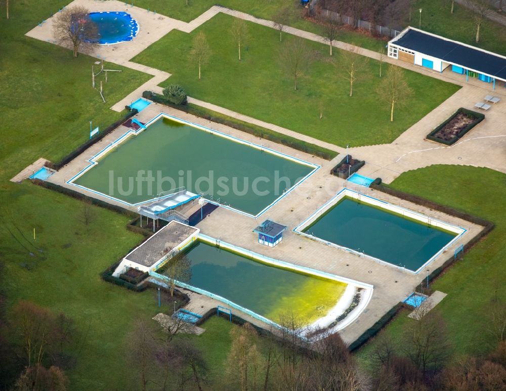 Bochum von oben - Schwimmbecken des Freibades Märkische Straße in Wattenscheid im Bundesland Nordrhein-Westfalen