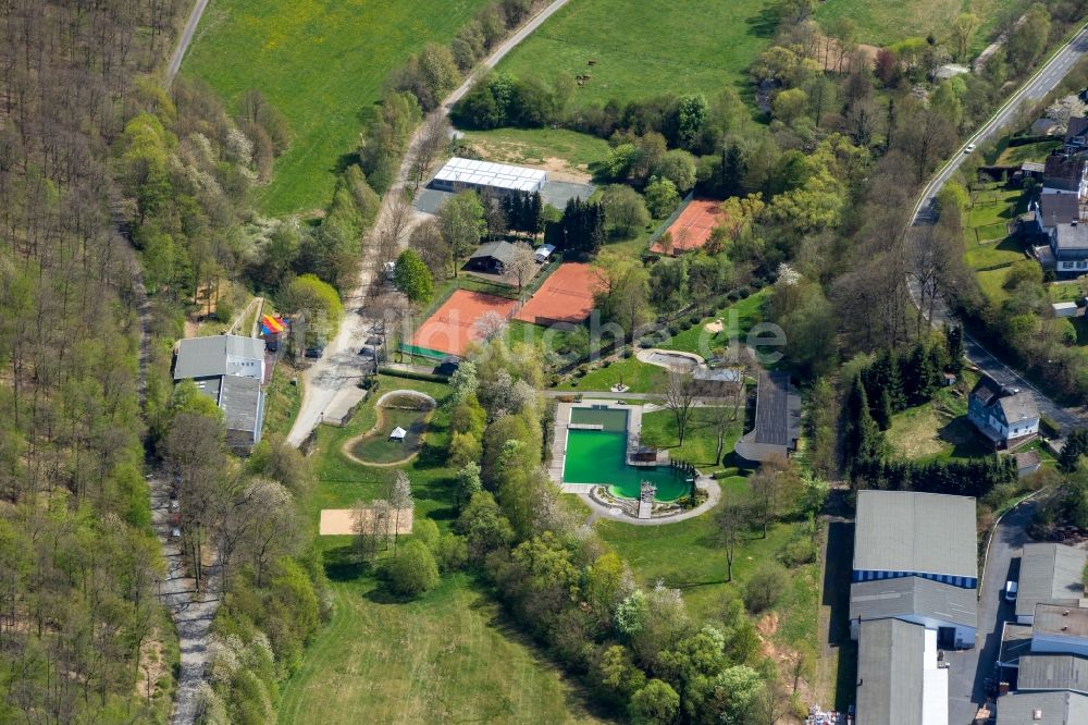 Luftbild Netphen - Schwimmbecken des Freibades Naturerlebnisbad Deuz im Ortsteil Deuz in Netphen im Bundesland Nordrhein-Westfalen, Deutschland