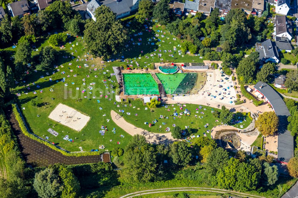 Dortmund von oben - Schwimmbecken des Freibades Naturfreibad Froschloch in Dortmund im Bundesland Nordrhein-Westfalen, Deutschland