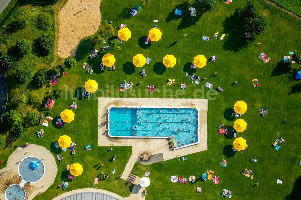 Luftaufnahme Erkrath - Schwimmbecken des Freibades Neandertalbad in Erkrath im Bundesland Nordrhein-Westfalen