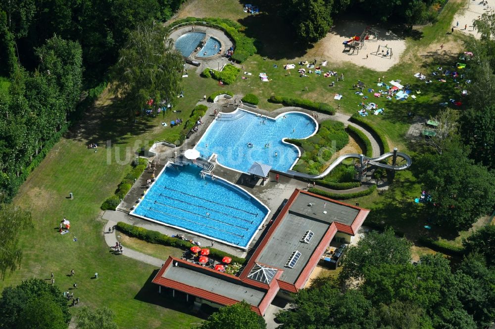 Neuenhagen aus der Vogelperspektive: Schwimmbecken des Freibades in Neuenhagen im Bundesland Brandenburg, Deutschland