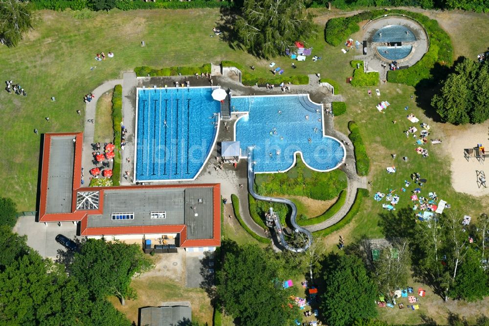 Neuenhagen von oben - Schwimmbecken des Freibades in Neuenhagen im Bundesland Brandenburg, Deutschland