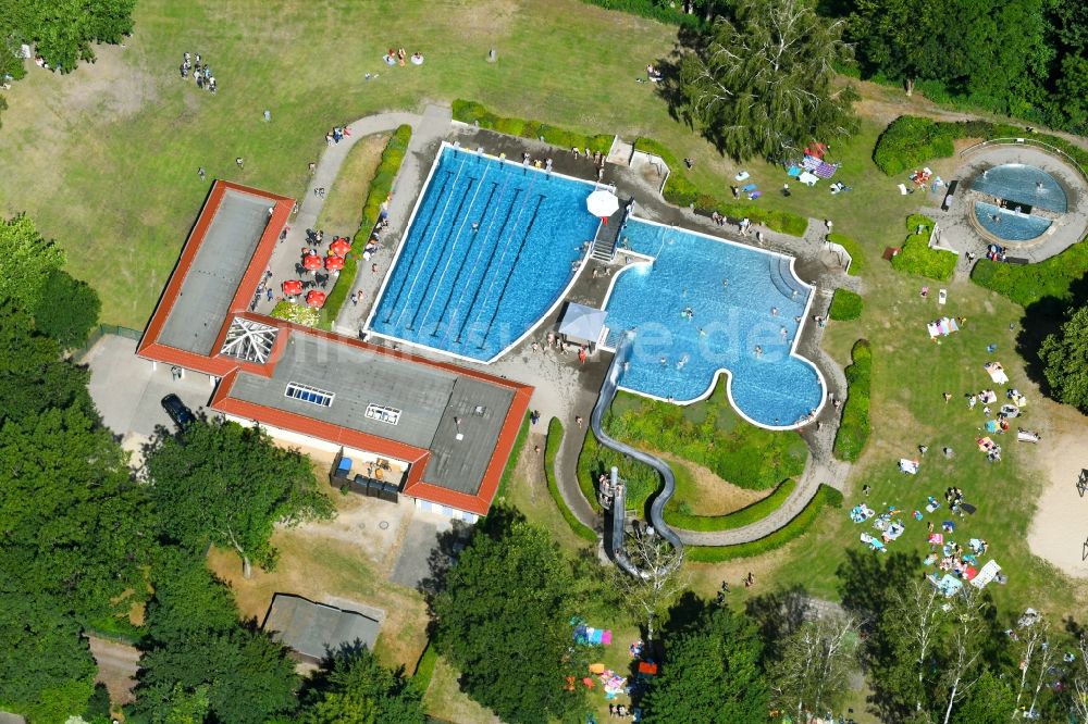 Neuenhagen aus der Vogelperspektive: Schwimmbecken des Freibades in Neuenhagen im Bundesland Brandenburg, Deutschland