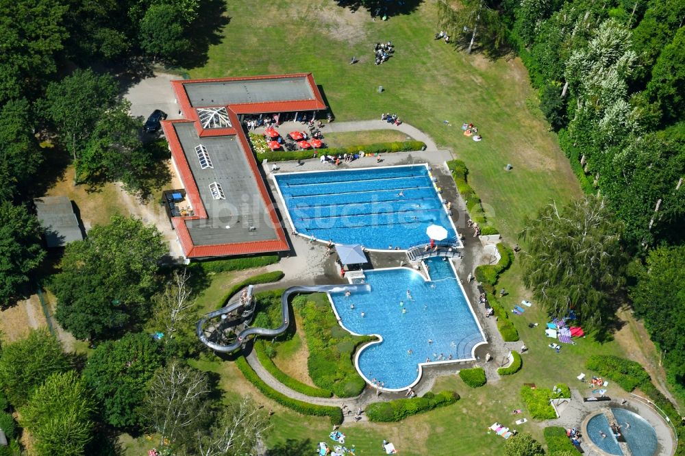 Neuenhagen von oben - Schwimmbecken des Freibades in Neuenhagen im Bundesland Brandenburg, Deutschland