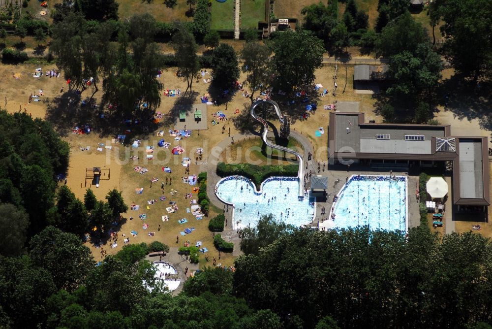 Luftbild Neuenhagen - Schwimmbecken des Freibades in Neuenhagen im Bundesland Brandenburg, Deutschland