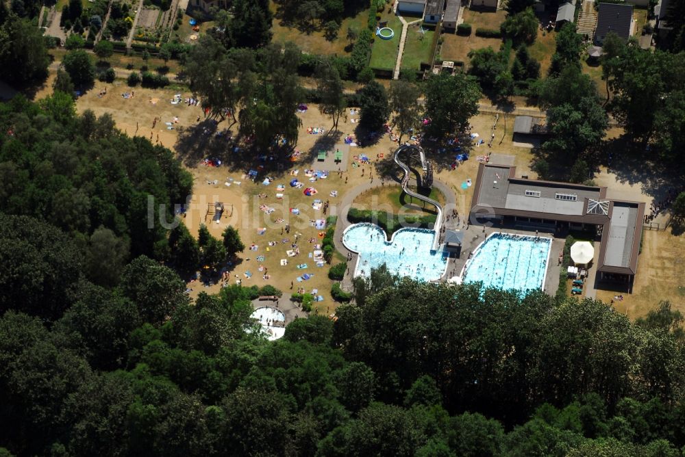 Luftaufnahme Neuenhagen - Schwimmbecken des Freibades in Neuenhagen im Bundesland Brandenburg, Deutschland