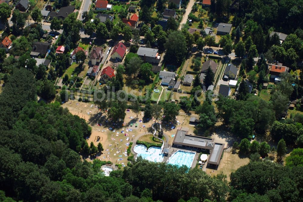 Neuenhagen von oben - Schwimmbecken des Freibades in Neuenhagen im Bundesland Brandenburg, Deutschland