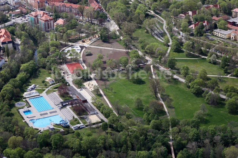 Luftbild Erfurt - Schwimmbecken des Freibades Nordbad in Erfurt im Bundesland Thüringen, Deutschland