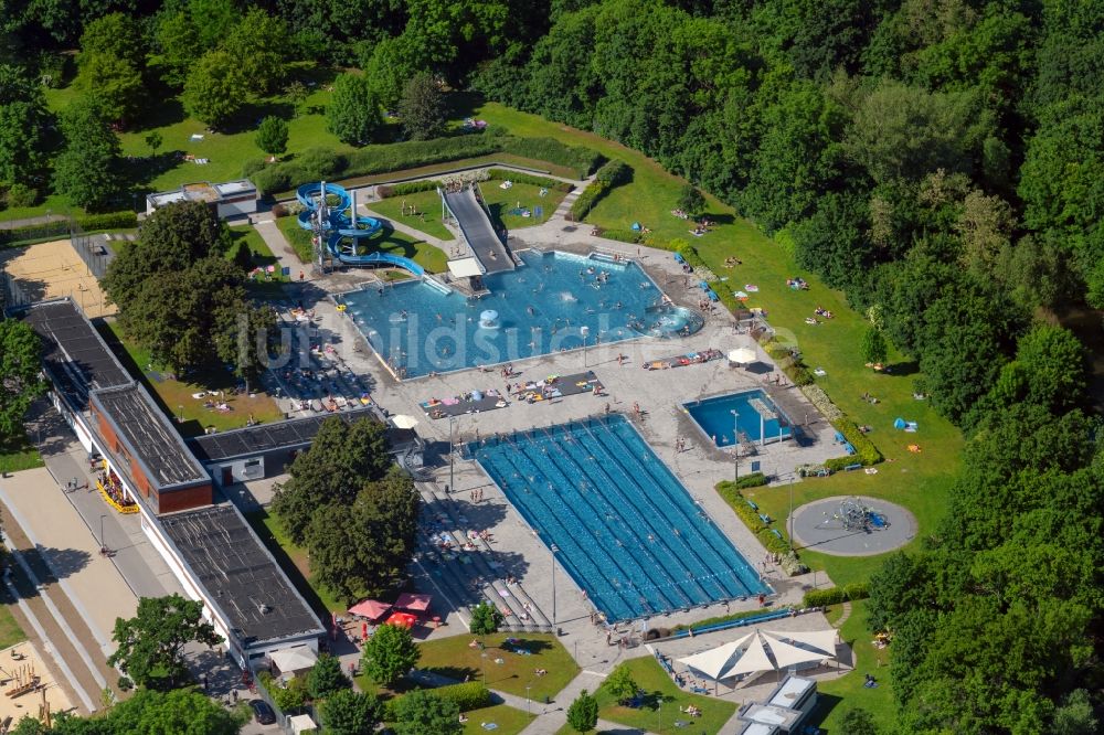 Luftbild Erfurt - Schwimmbecken des Freibades Nordbad in Erfurt im Bundesland Thüringen, Deutschland