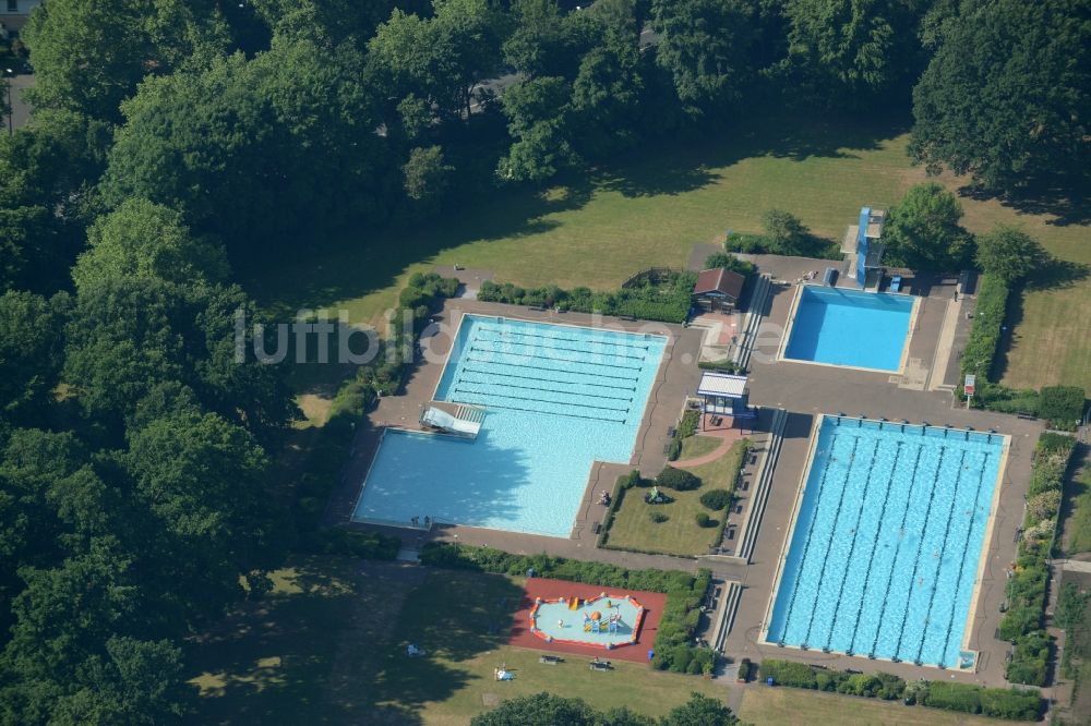 Gütersloh von oben - Schwimmbecken des Freibades Nordbad in Gütersloh im Bundesland Nordrhein-Westfalen