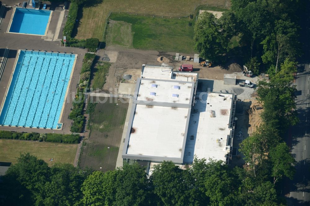 Gütersloh aus der Vogelperspektive: Schwimmbecken des Freibades Nordbad in Gütersloh im Bundesland Nordrhein-Westfalen