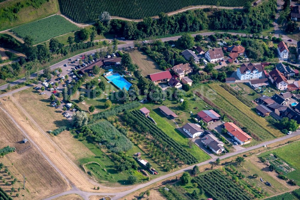 Vogtsburg im Kaiserstuhl von oben - Schwimmbecken des Freibades Oberrotweil in Vogtsburg im Kaiserstuhl im Bundesland Baden-Württemberg, Deutschland