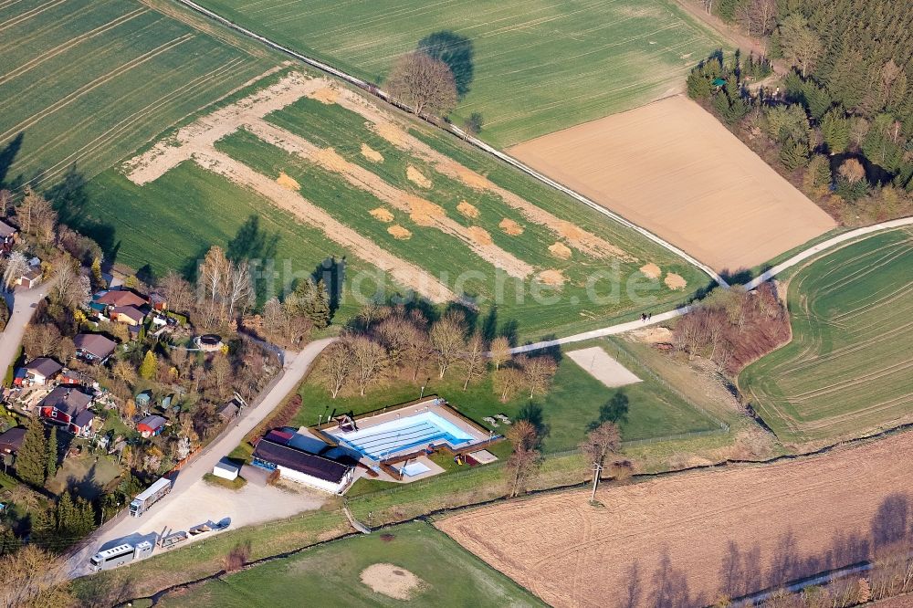 Luftaufnahme Obersüßbach - Schwimmbecken des Freibades in Obersüßbach im Bundesland Bayern, Deutschland