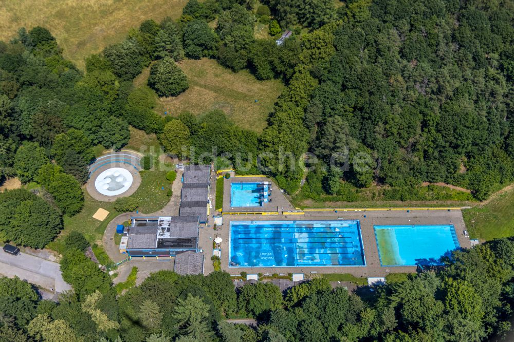 Schwelm aus der Vogelperspektive: Schwimmbecken des Freibades ohne Wasser in Schwelm im Bundesland Nordrhein-Westfalen, Deutschland