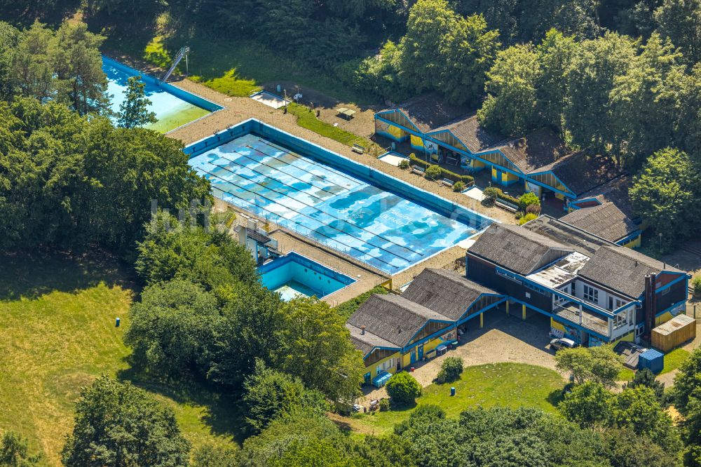 Schwelm von oben - Schwimmbecken des Freibades ohne Wasser in Schwelm im Bundesland Nordrhein-Westfalen, Deutschland