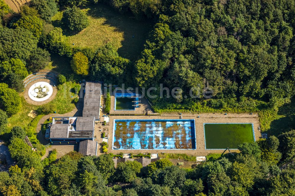 Schwelm von oben - Schwimmbecken des Freibades ohne Wasser in Schwelm im Bundesland Nordrhein-Westfalen, Deutschland