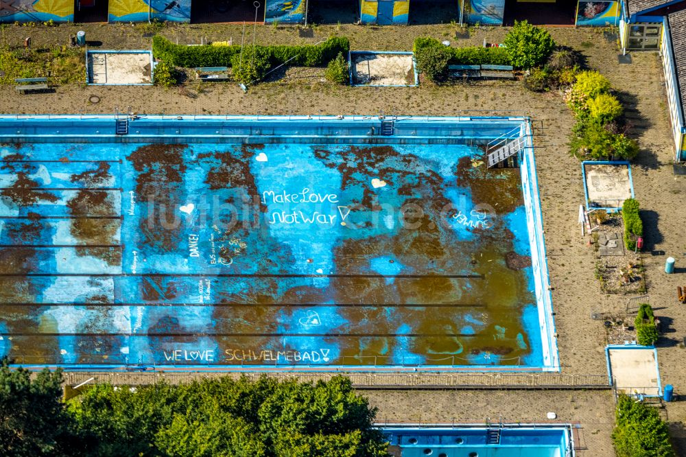 Schwelm aus der Vogelperspektive: Schwimmbecken des Freibades ohne Wasser in Schwelm im Bundesland Nordrhein-Westfalen, Deutschland