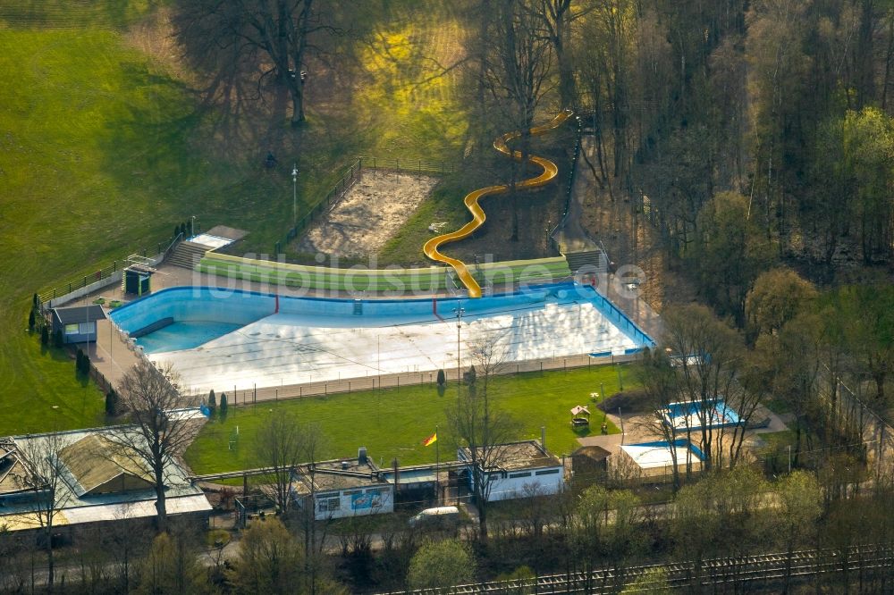 Arnsberg aus der Vogelperspektive: Schwimmbecken des Freibades im Ortsteil Neheim in Arnsberg im Bundesland Nordrhein-Westfalen, Deutschland