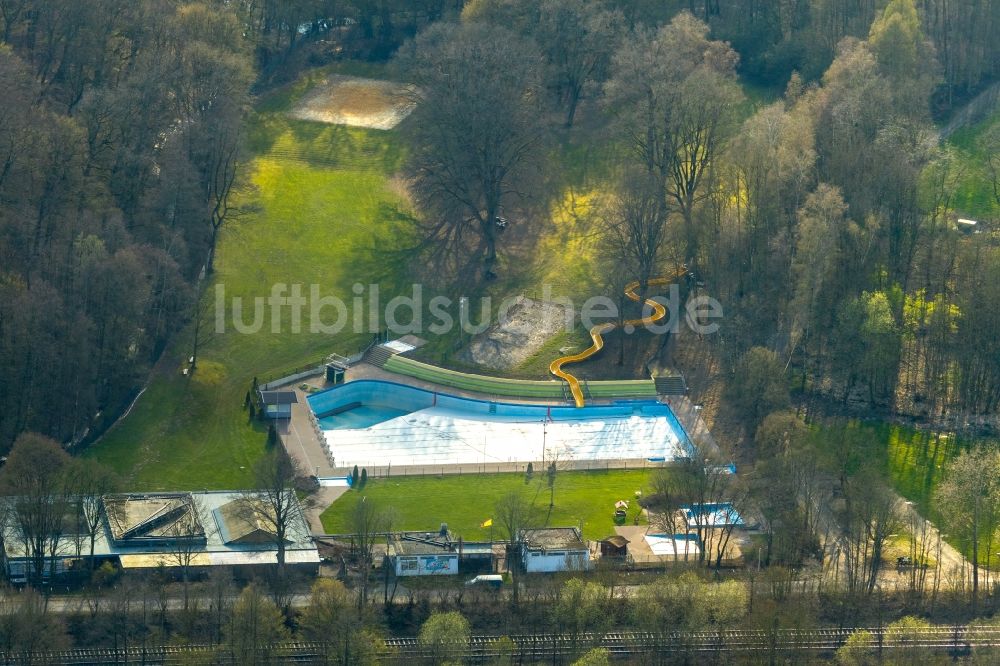 Luftaufnahme Arnsberg - Schwimmbecken des Freibades im Ortsteil Neheim in Arnsberg im Bundesland Nordrhein-Westfalen, Deutschland