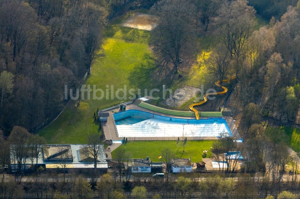 Arnsberg von oben - Schwimmbecken des Freibades im Ortsteil Neheim in Arnsberg im Bundesland Nordrhein-Westfalen, Deutschland