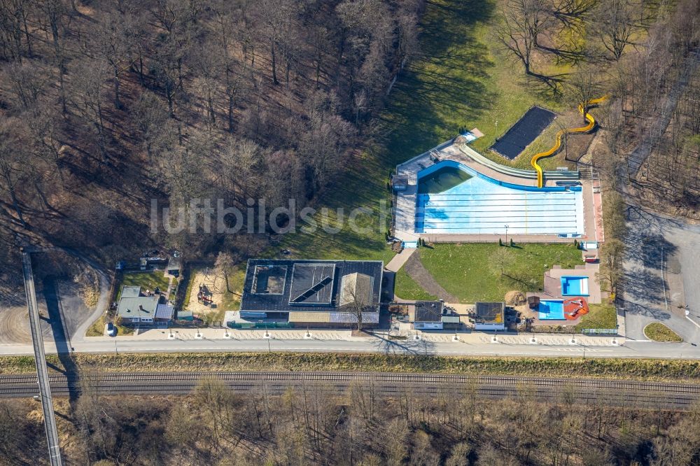 Luftaufnahme Arnsberg - Schwimmbecken des Freibades im Ortsteil Neheim in Arnsberg im Bundesland Nordrhein-Westfalen, Deutschland