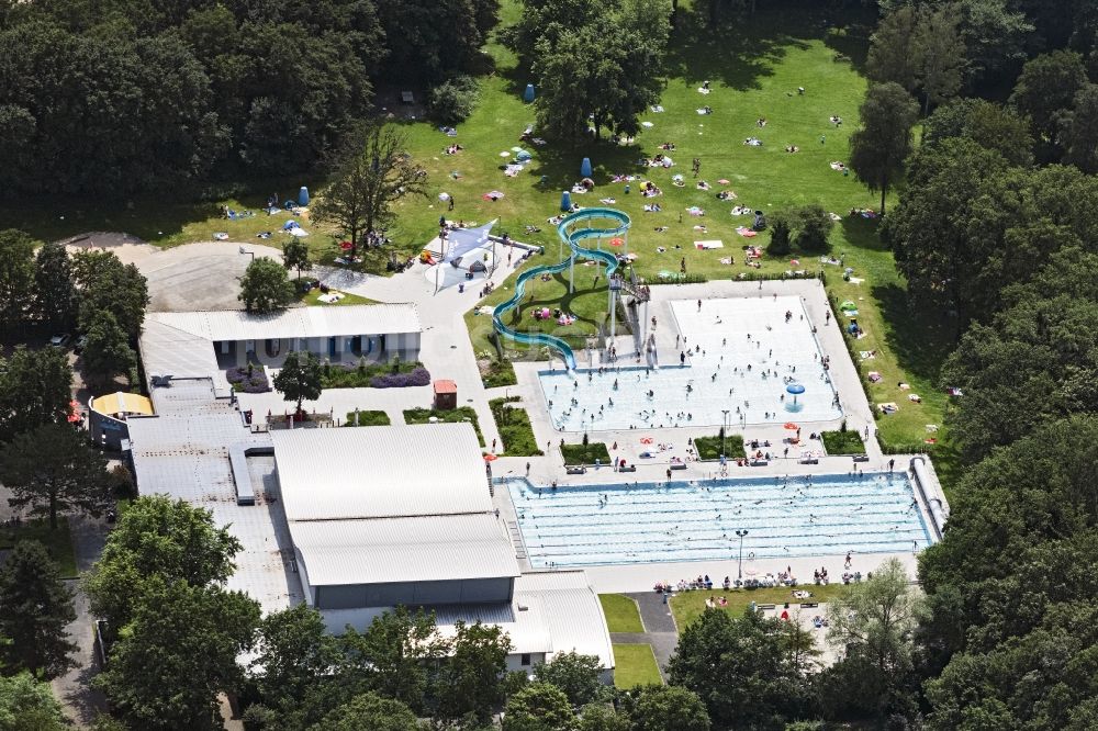 Bergisch Gladbach aus der Vogelperspektive: Schwimmbecken des Freibades Paffrath in Bergisch Gladbach im Bundesland Nordrhein-Westfalen, Deutschland