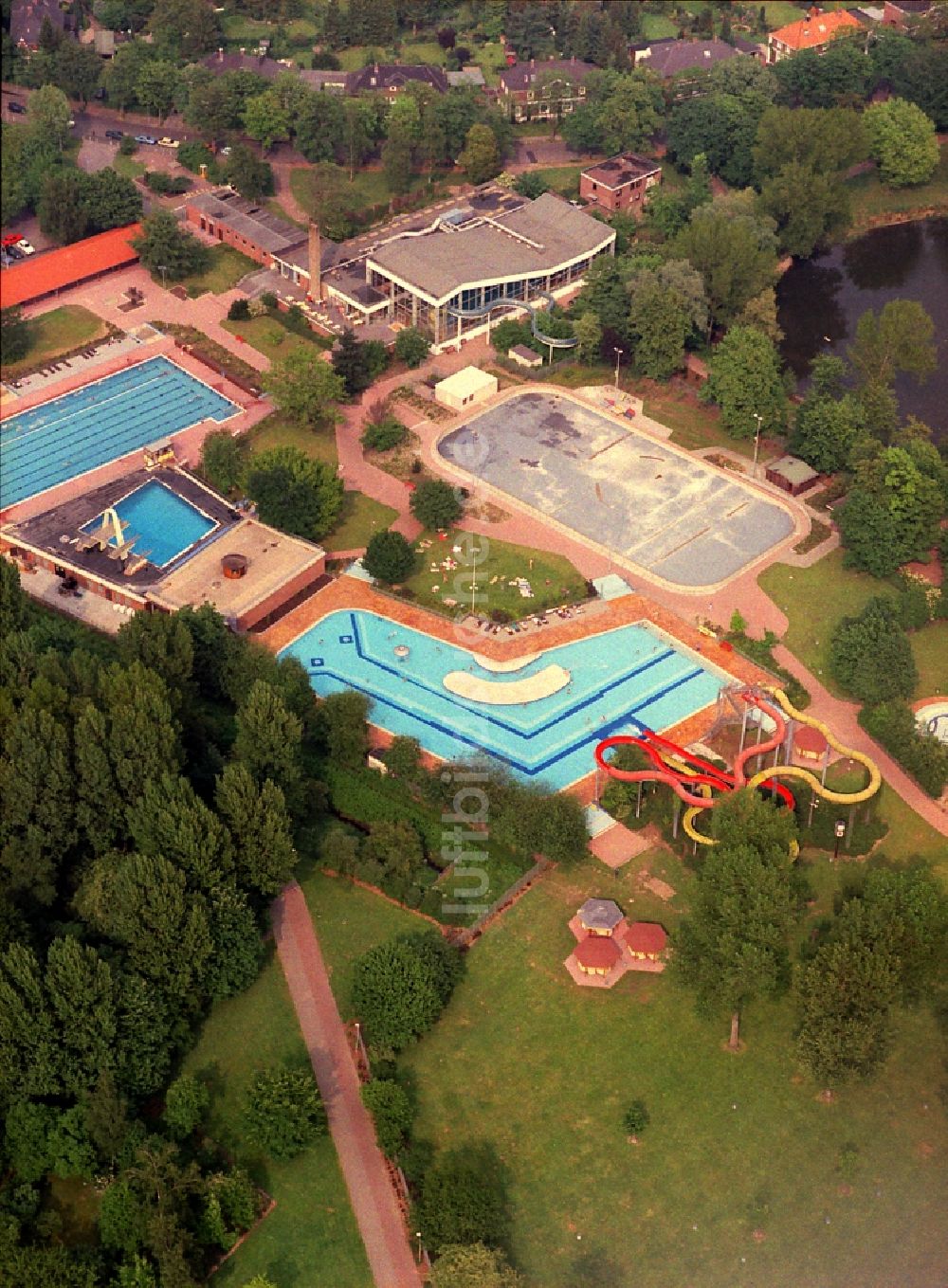 Kamp-Lintfort von oben - Schwimmbecken des Freibades Panoramabad Pappelsee an der Bertastraße in Kamp-Lintfort im Bundesland Nordrhein-Westfalen