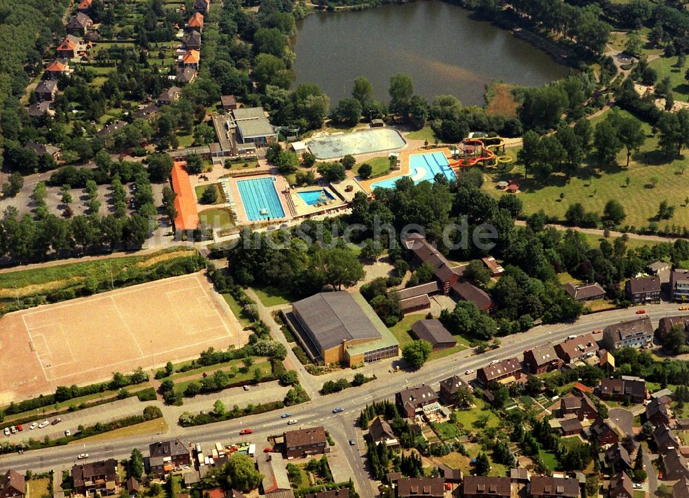 Kamp-Lintfort aus der Vogelperspektive: Schwimmbecken des Freibades Panoramabad Pappelsee Bertastraße in Kamp-Lintfort im Bundesland Nordrhein-Westfalen