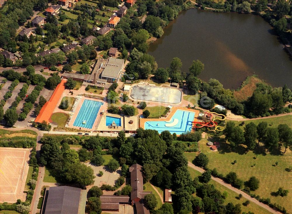 Luftbild Kamp-Lintfort - Schwimmbecken des Freibades Panoramabad Pappelsee Bertastraße in Kamp-Lintfort im Bundesland Nordrhein-Westfalen