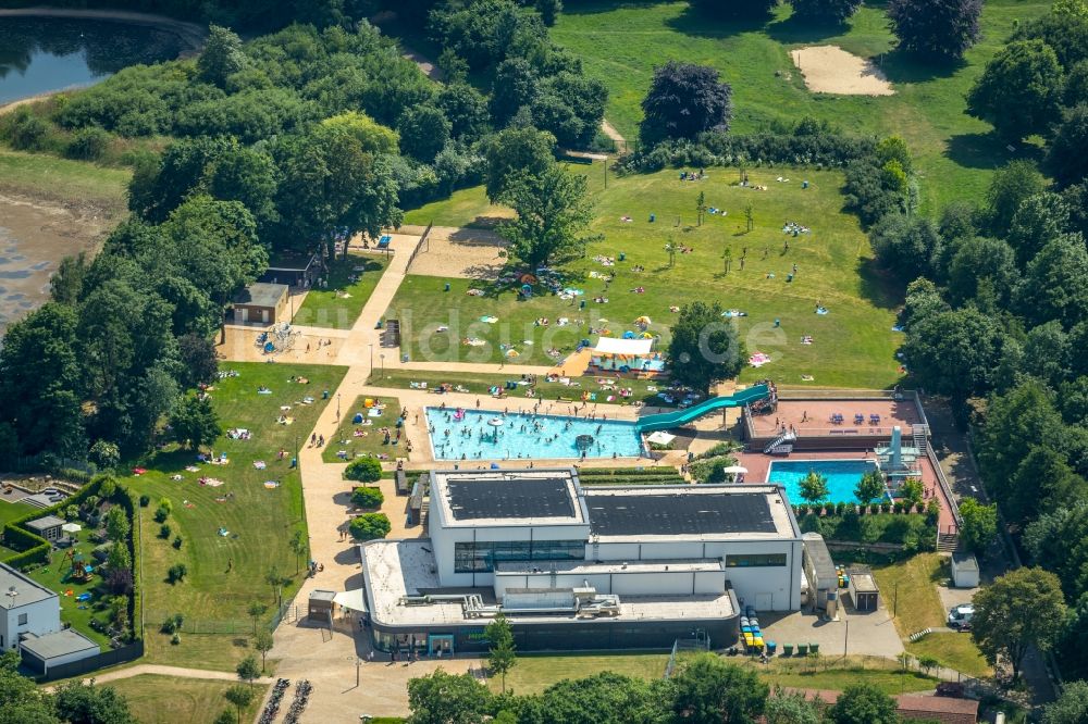 Luftaufnahme Kamp-Lintfort - Schwimmbecken des Freibades Panoramabad Pappelsee an der Bertastraße in Kamp-Lintfort im Bundesland Nordrhein-Westfalen, Deutschland