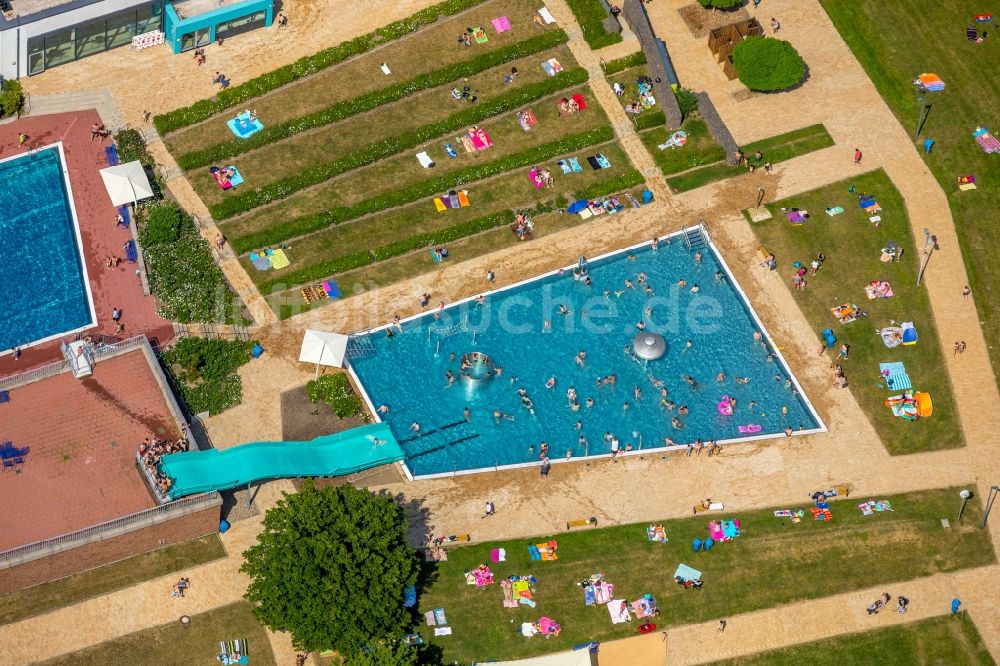 Kamp-Lintfort von oben - Schwimmbecken des Freibades Panoramabad Pappelsee an der Bertastraße in Kamp-Lintfort im Bundesland Nordrhein-Westfalen, Deutschland