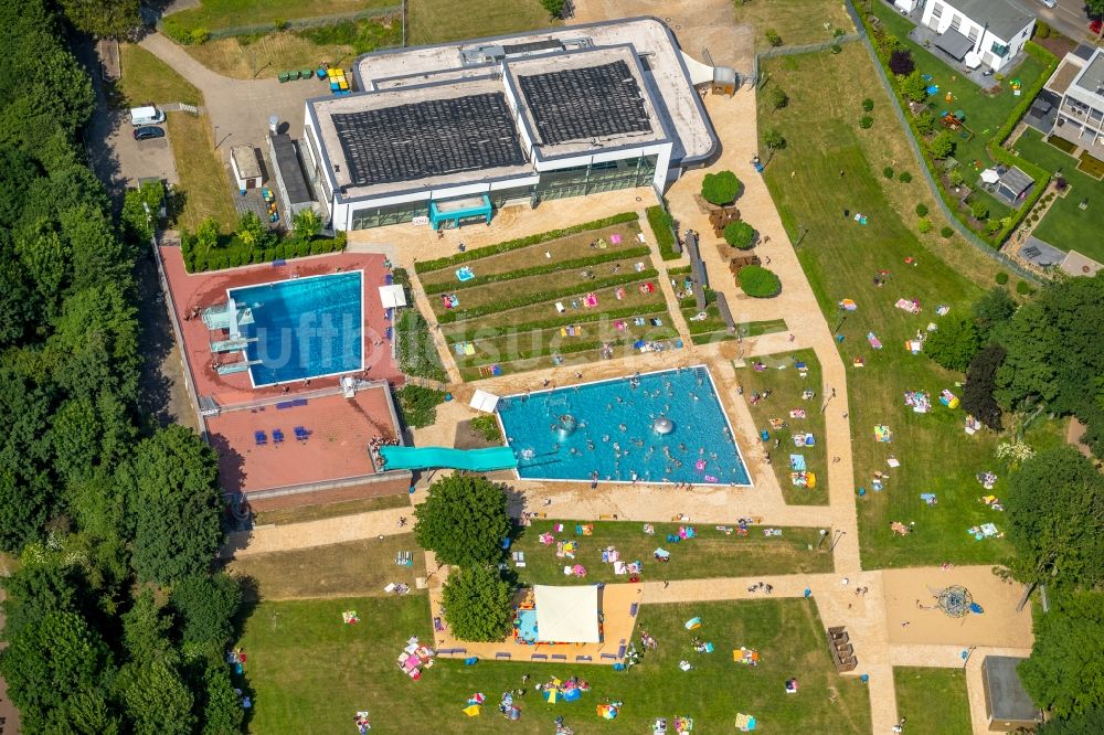 Kamp-Lintfort aus der Vogelperspektive: Schwimmbecken des Freibades Panoramabad Pappelsee an der Bertastraße in Kamp-Lintfort im Bundesland Nordrhein-Westfalen, Deutschland