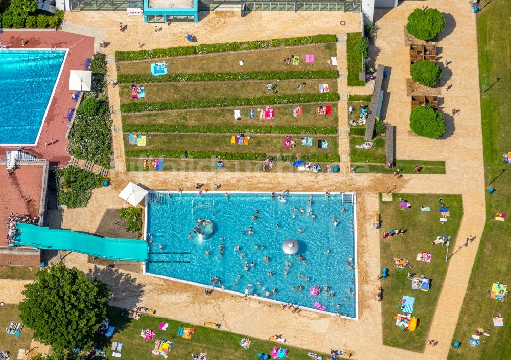 Luftbild Kamp-Lintfort - Schwimmbecken des Freibades Panoramabad Pappelsee an der Bertastraße in Kamp-Lintfort im Bundesland Nordrhein-Westfalen, Deutschland