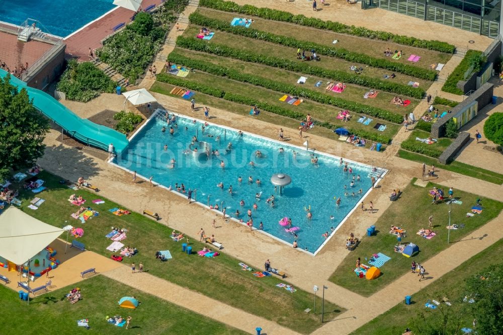 Luftaufnahme Kamp-Lintfort - Schwimmbecken des Freibades Panoramabad Pappelsee an der Bertastraße in Kamp-Lintfort im Bundesland Nordrhein-Westfalen, Deutschland