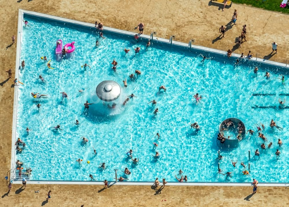 Luftbild Kamp-Lintfort - Schwimmbecken des Freibades Panoramabad Pappelsee an der Bertastraße in Kamp-Lintfort im Bundesland Nordrhein-Westfalen, Deutschland