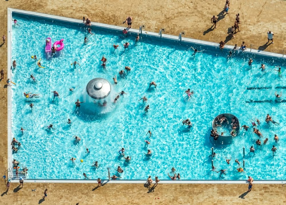 Luftaufnahme Kamp-Lintfort - Schwimmbecken des Freibades Panoramabad Pappelsee an der Bertastraße in Kamp-Lintfort im Bundesland Nordrhein-Westfalen, Deutschland