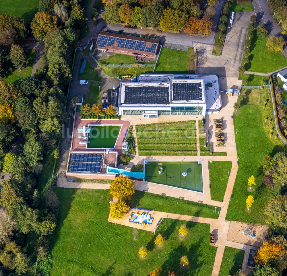 Luftaufnahme Kamp-Lintfort - Schwimmbecken des Freibades Panoramabad Pappelsee an der Bertastraße in Kamp-Lintfort im Bundesland Nordrhein-Westfalen, Deutschland