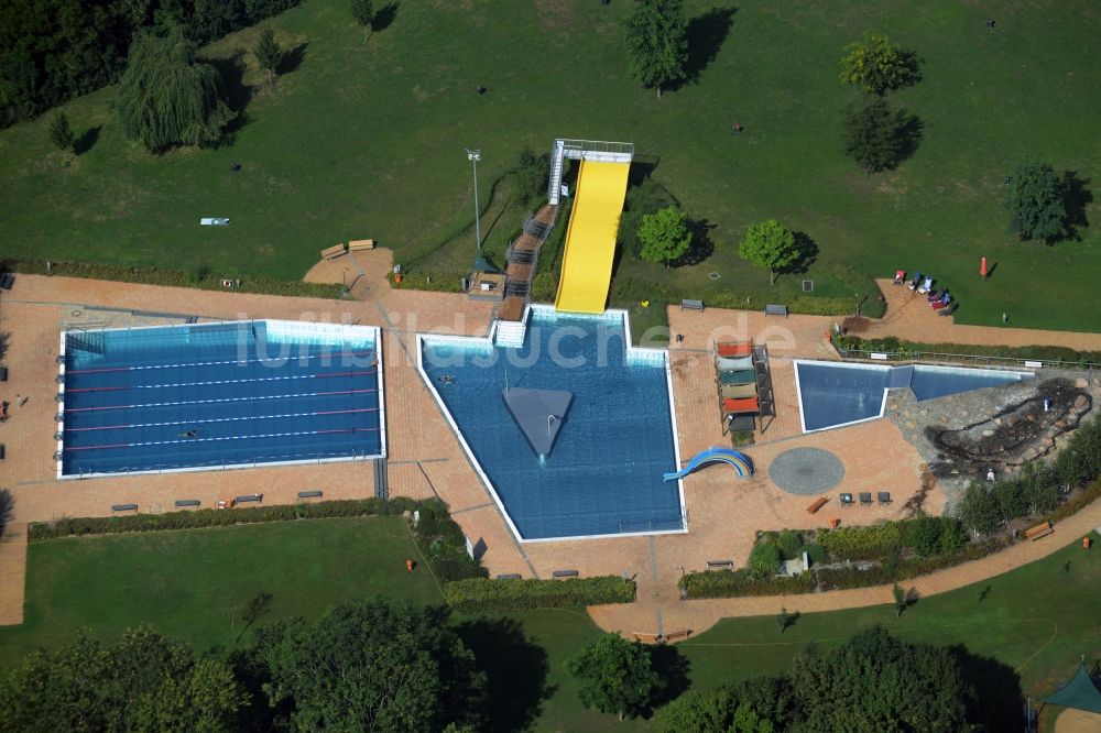 Luftaufnahme Taucha - Schwimmbecken des Freibades Parthebad Taucha in Taucha im Bundesland Sachsen