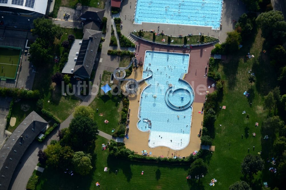 Pfaffenhofen aus der Vogelperspektive: Schwimmbecken des Freibades Pfaffenhofen in Pfaffenhofen im Bundesland Bayern