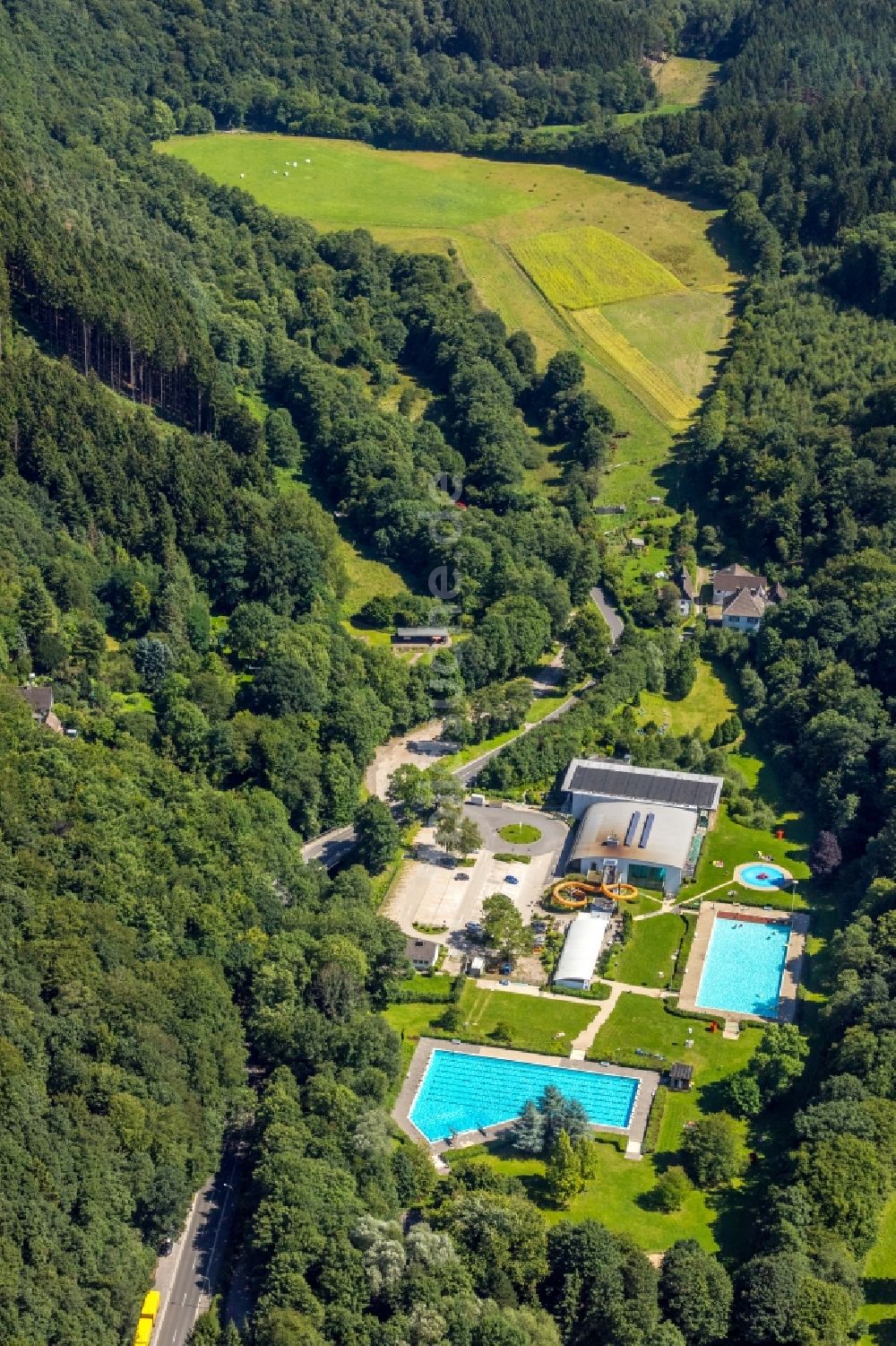 Luftaufnahme Ennepetal - Schwimmbecken des Freibades Platsch an der Mittelstraße in Ennepetal im Bundesland Nordrhein-Westfalen - NRW, Deutschland