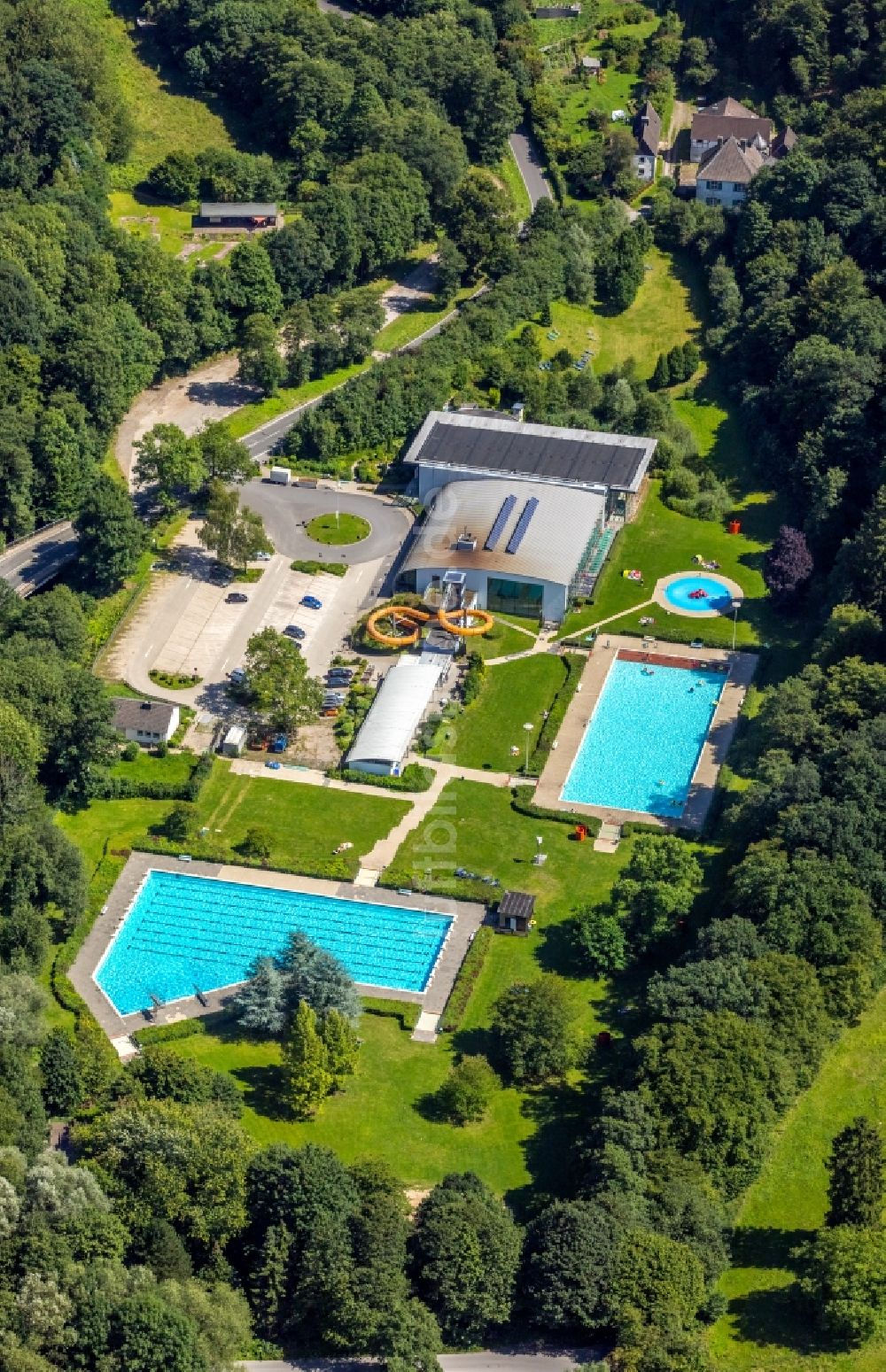 Ennepetal von oben - Schwimmbecken des Freibades Platsch an der Mittelstraße in Ennepetal im Bundesland Nordrhein-Westfalen - NRW, Deutschland