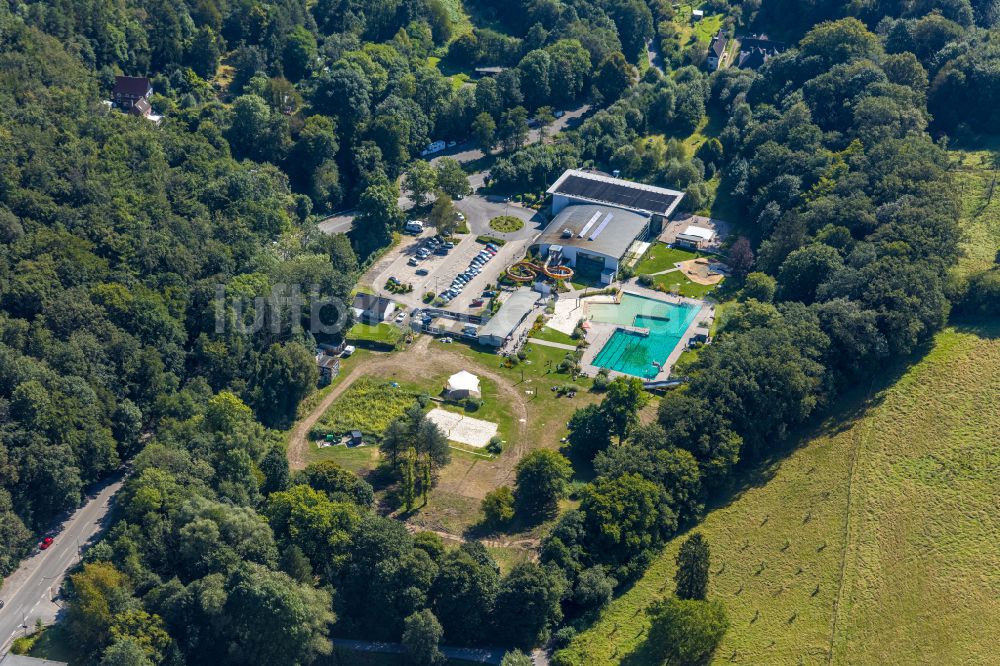 Luftaufnahme Ennepetal - Schwimmbecken des Freibades Platsch an der Mittelstraße in Ennepetal im Bundesland Nordrhein-Westfalen - NRW, Deutschland