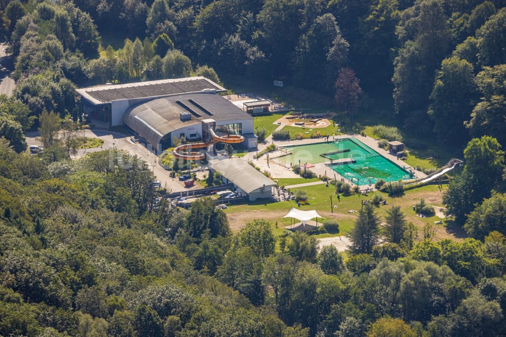 Ennepetal von oben - Schwimmbecken des Freibades Platsch mit Umbau und Sanierungsarbeiten an der Mittelstraße in Ennepetal im Bundesland Nordrhein-Westfalen - NRW, Deutschland